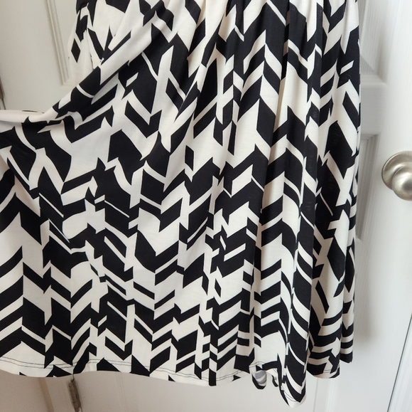 EUC LuLaRoe Chevron Madison Skirt - Picture 3 of 5